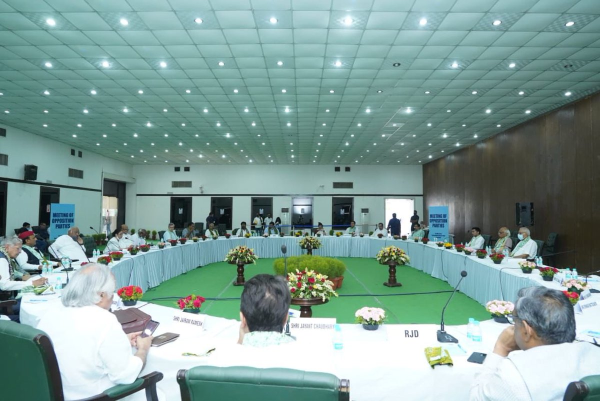 AITCofficial's tweet photo. A UNITED OPPOSITION is the need of the hour to fight the DIVISIVE &amp; OPPRESSIVE regime of @BJP4India.

Our Hon'ble Chairperson @MamataOfficial convened the Opposition meeting on Presidential Elections in Delhi.

Together, we will fight with all our might FOR THE PEOPLE OF INDIA. https://t.co/reHBdwprKj