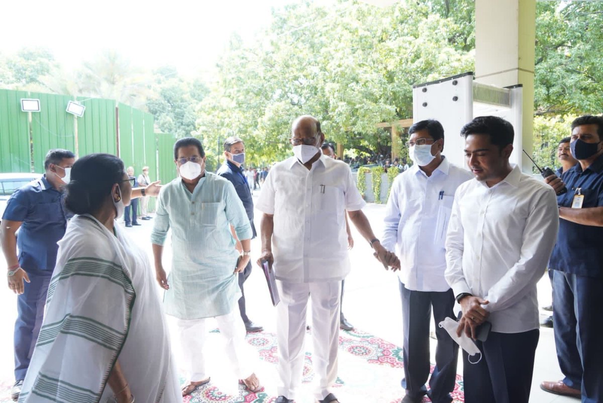 AITCofficial's tweet photo. A UNITED OPPOSITION is the need of the hour to fight the DIVISIVE &amp; OPPRESSIVE regime of @BJP4India.

Our Hon'ble Chairperson @MamataOfficial convened the Opposition meeting on Presidential Elections in Delhi.

Together, we will fight with all our might FOR THE PEOPLE OF INDIA. https://t.co/reHBdwprKj