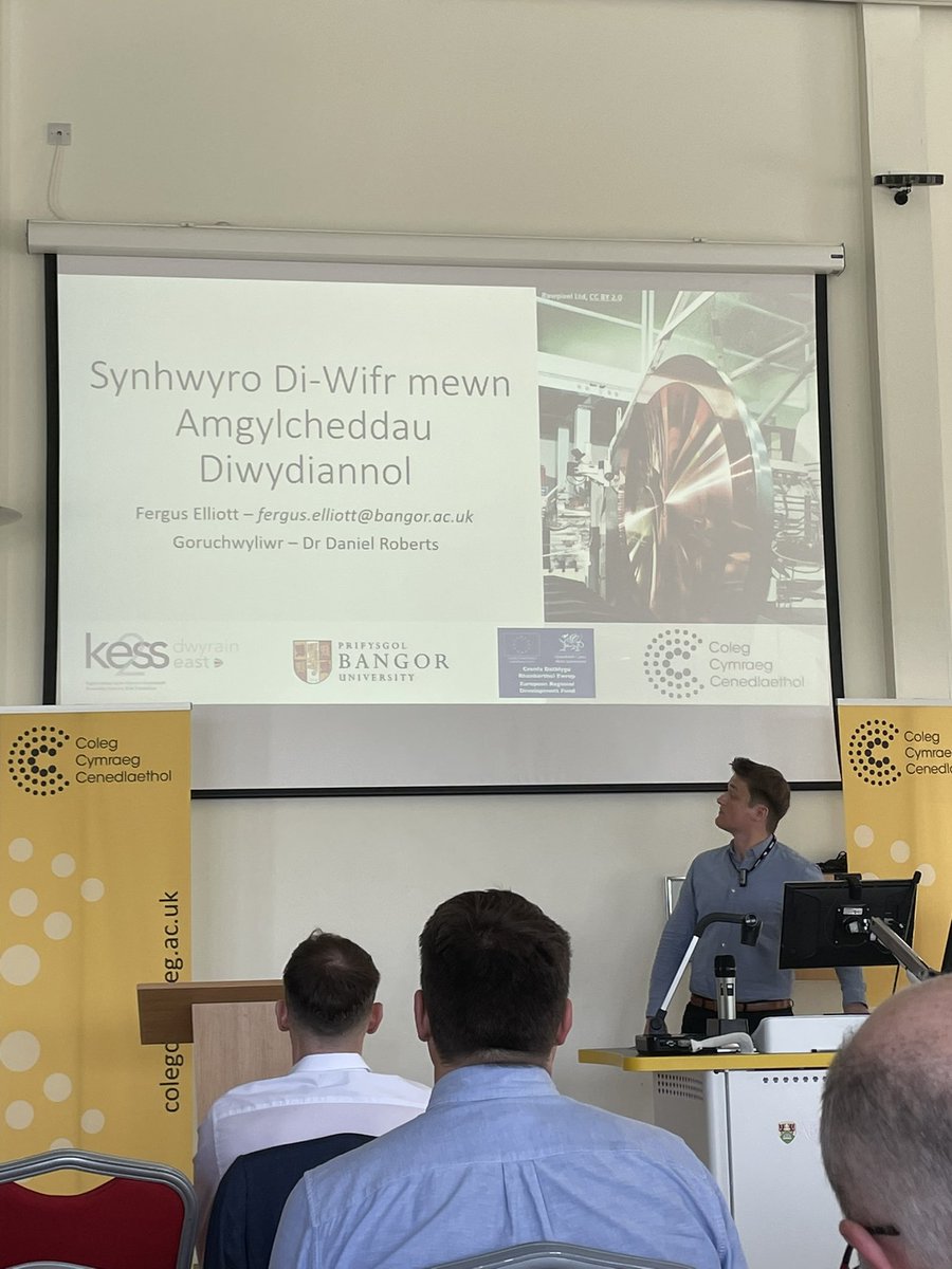 CCColradd's tweet photo. @fergus_elliott yn gwneud gwaith pwysig i gadw pobl mewn gweithle gweithgynhyrchu’n ddiogel! 🏭🥽😷 https://t.co/WTSQAvkANA