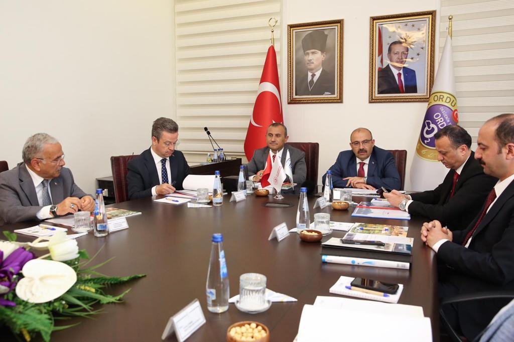 TCOrduValiligi's tweet photo. Doğu Karadeniz Kalkınma Ajansı @AjansDoka’nın 150. Yönetim Kurulu Toplantısı; Valimiz @tuncaysonel’in ev sahipliğinde, Dönem Başkanı Trabzon Valisi @valiustaoglu’nun başkanlığında, yönetim kurulu üyelerinin katılımıyla İlimizde gerçekleştirildi. https://t.co/E7TKnUF6WD