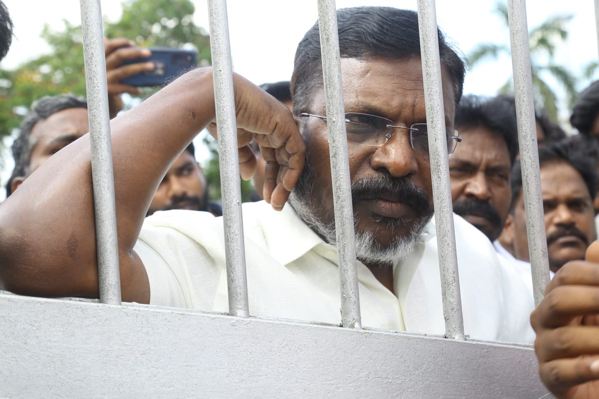 thirumaofficial's tweet photo. உள்ளிருந்து கேட் அருகே வந்து என்னைச் சந்தித்தனர். அவர்களிடையே சிலநிமிடங்கள் பேசினேன். உரிய அமைச்சர் மற்றும் முதல்வர் ஆகியோரின் கவனத்திற்கு தொழிலாளர்களின் கோரிக்கைகள் கொண்டு செல்லப்படுமென கூறினேன். அவர்களின் போராட்டம் வெல்ல வாழ்த்துகளைக் கூறிவிட்டு விடைபெற்றேன்.
#Labour #VCK https://t.co/BpA9Q3oTzH