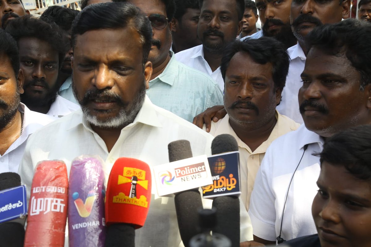 thirumaofficial's tweet photo. உள்ளிருந்து கேட் அருகே வந்து என்னைச் சந்தித்தனர். அவர்களிடையே சிலநிமிடங்கள் பேசினேன். உரிய அமைச்சர் மற்றும் முதல்வர் ஆகியோரின் கவனத்திற்கு தொழிலாளர்களின் கோரிக்கைகள் கொண்டு செல்லப்படுமென கூறினேன். அவர்களின் போராட்டம் வெல்ல வாழ்த்துகளைக் கூறிவிட்டு விடைபெற்றேன்.
#Labour #VCK https://t.co/BpA9Q3oTzH