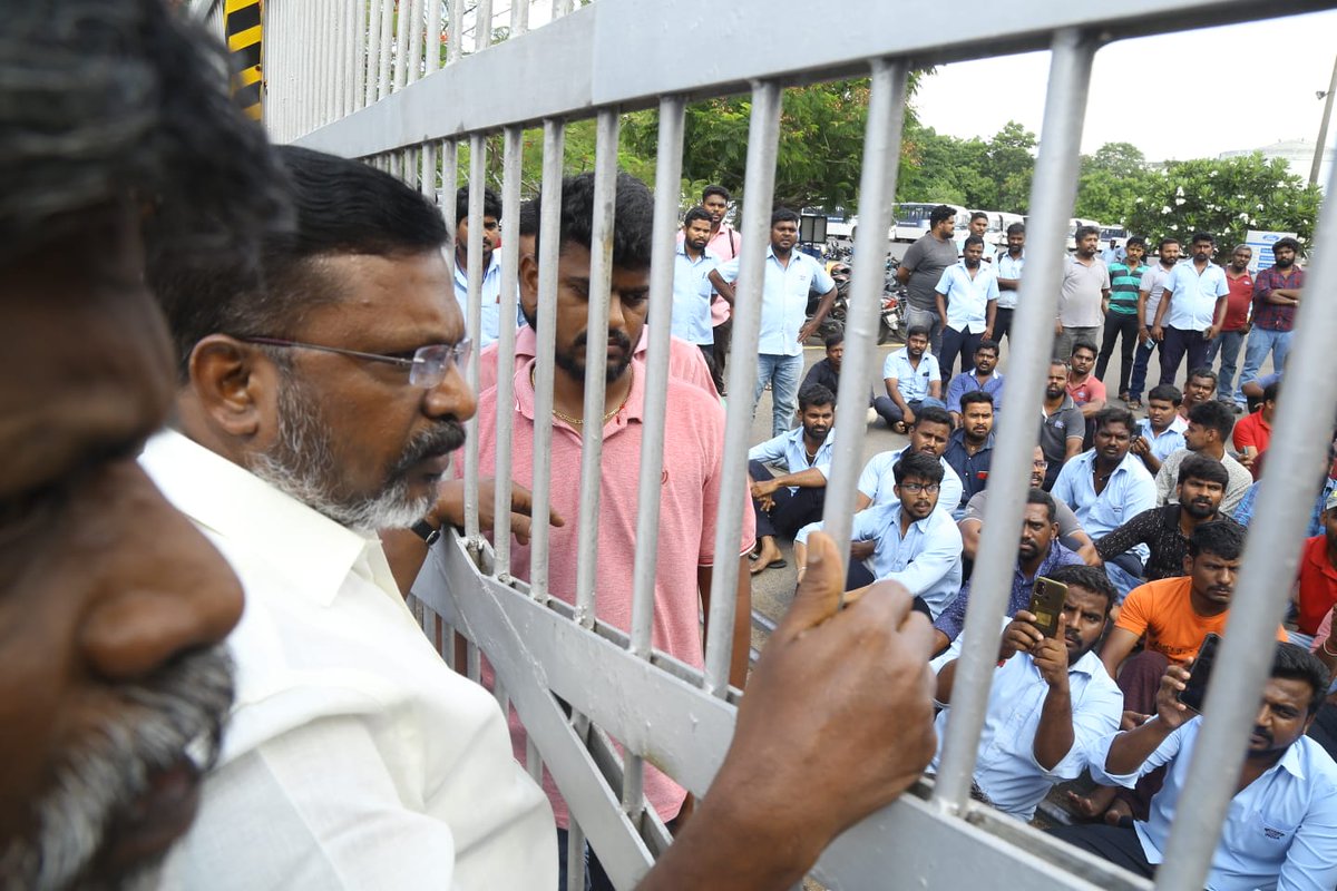 thirumaofficial's tweet photo. உள்ளிருந்து கேட் அருகே வந்து என்னைச் சந்தித்தனர். அவர்களிடையே சிலநிமிடங்கள் பேசினேன். உரிய அமைச்சர் மற்றும் முதல்வர் ஆகியோரின் கவனத்திற்கு தொழிலாளர்களின் கோரிக்கைகள் கொண்டு செல்லப்படுமென கூறினேன். அவர்களின் போராட்டம் வெல்ல வாழ்த்துகளைக் கூறிவிட்டு விடைபெற்றேன்.
#Labour #VCK https://t.co/BpA9Q3oTzH