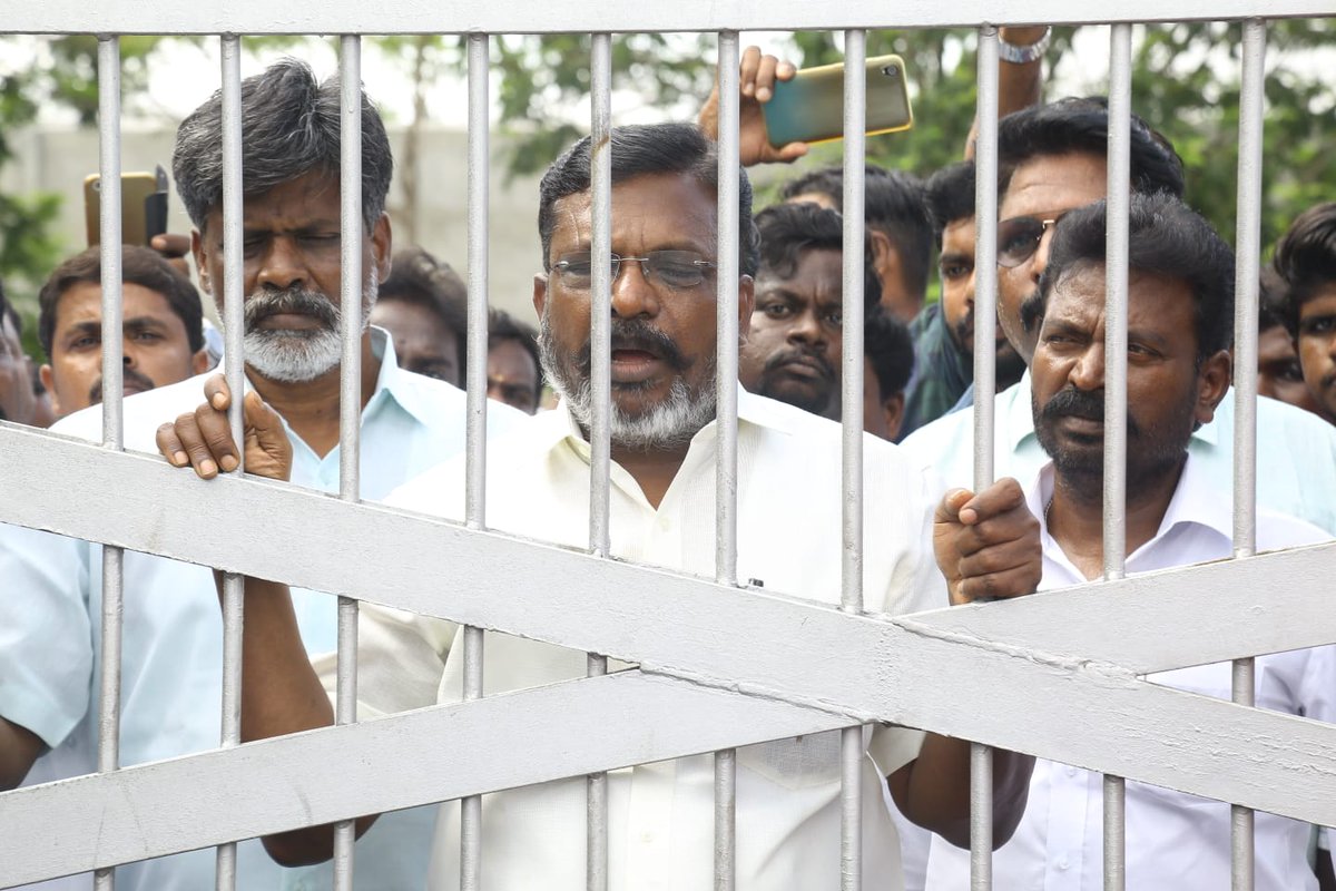 thirumaofficial's tweet photo. உள்ளிருந்து கேட் அருகே வந்து என்னைச் சந்தித்தனர். அவர்களிடையே சிலநிமிடங்கள் பேசினேன். உரிய அமைச்சர் மற்றும் முதல்வர் ஆகியோரின் கவனத்திற்கு தொழிலாளர்களின் கோரிக்கைகள் கொண்டு செல்லப்படுமென கூறினேன். அவர்களின் போராட்டம் வெல்ல வாழ்த்துகளைக் கூறிவிட்டு விடைபெற்றேன்.
#Labour #VCK https://t.co/BpA9Q3oTzH