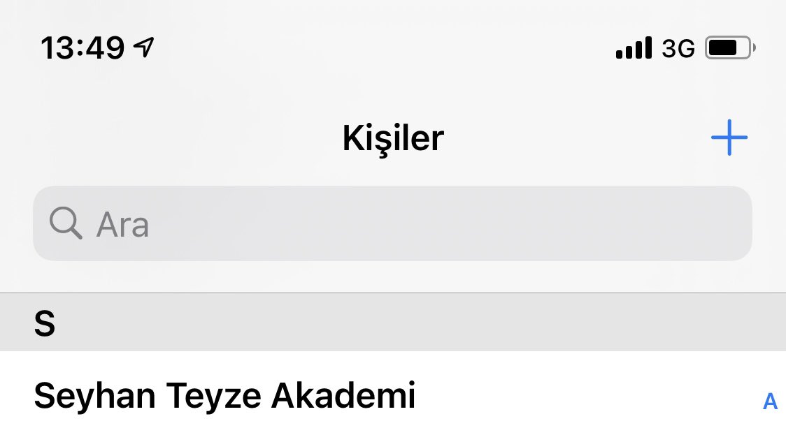 Rehberime bakıyordum, aylar önce kaybettiğim hastamın numarası çıktı karşıma, çok tuhaf hissettim. Oysa taburcu olunca Değirmendere’de birlikte oturacaktık güzel planlar yapıp sözleşmiştik. Serviste geçirdiğin onlarca nöbetlerde tüm hastalarınla aile olmak.. Allah rahmet eylesin