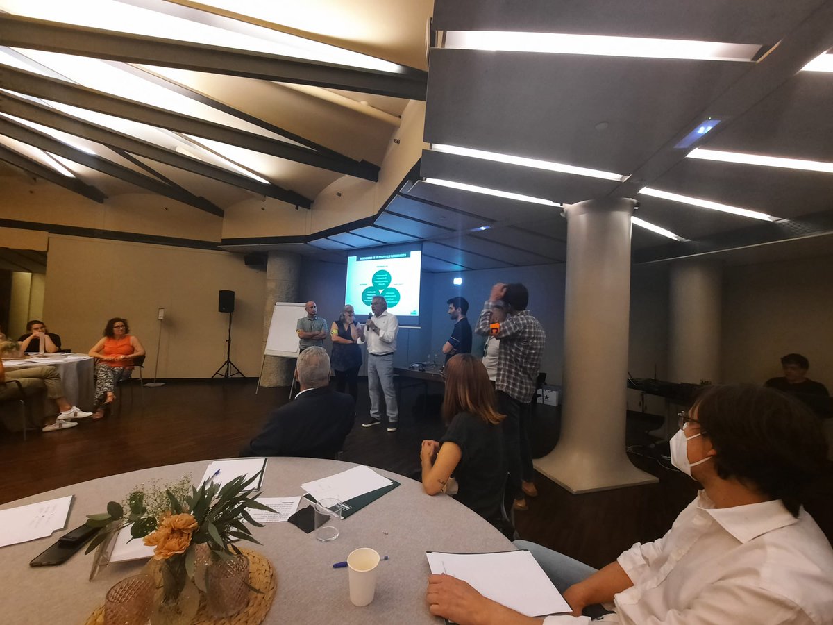 BcnVih's tweet photo. Ahir reunió de @BcnVih @hospitalclinic a @LaPedrera_BCN sobre transversalitat i treball en equip 💪💪💪 https://t.co/wsvcIXmmSl