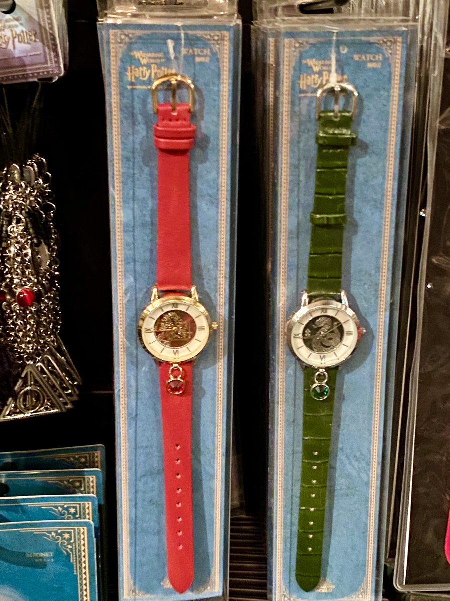 魔法界の新作出てました🪄✨ 🌟腕時計 各4900円 グリフィンドール🦁と
