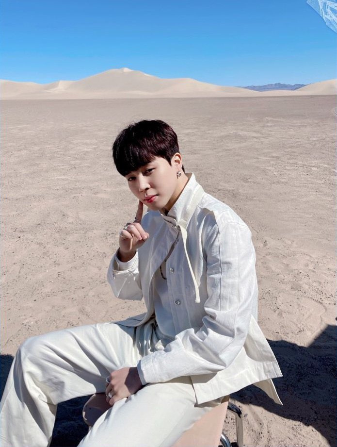 CloutNewsMedia's tweet photo. JIMIN is adorable in new set of pictures 🤍

#bts #parkjimin #jimin #proof #bts_proof #YetToCome https://t.co/OZnj0HJa8b