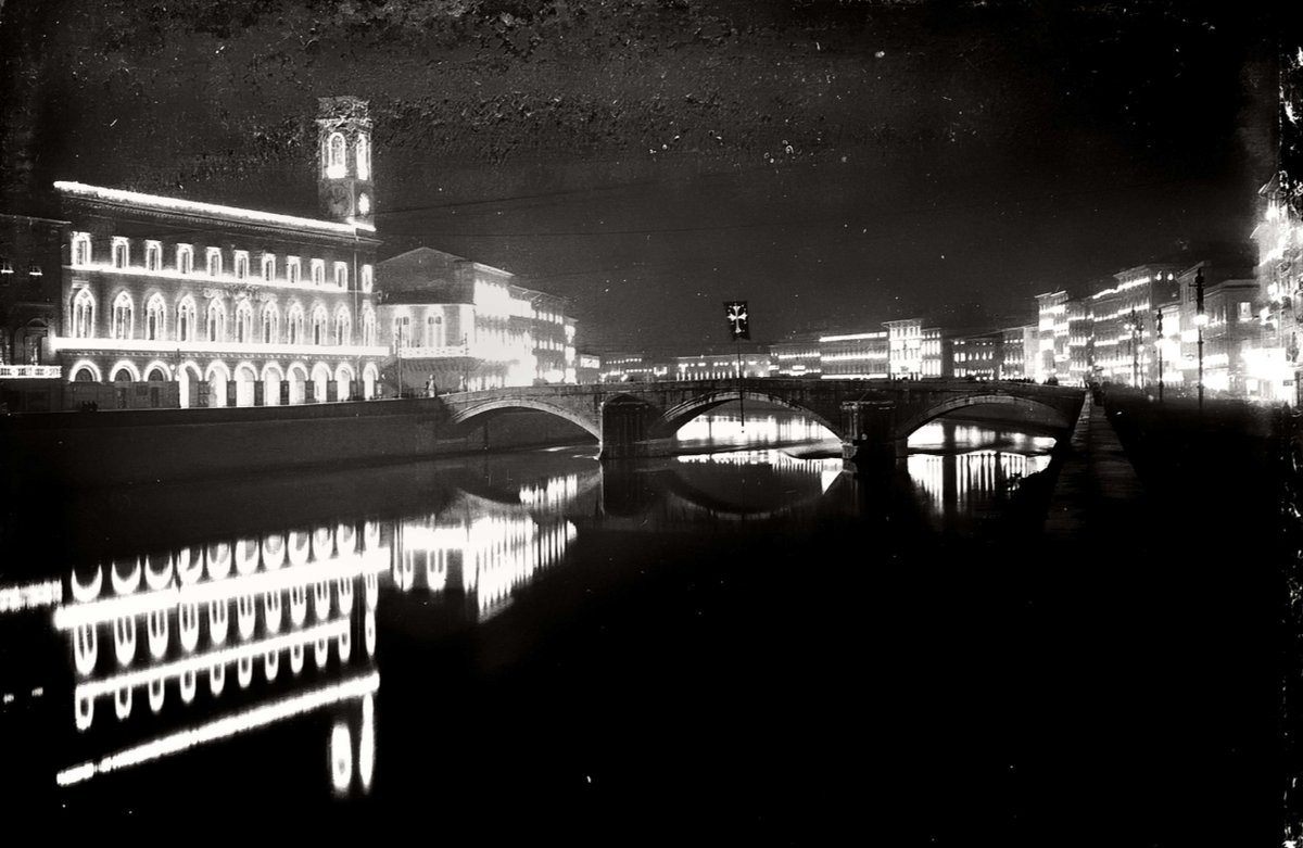 palazzoblu's tweet photo. Il #16giugno, vigilia del patrono della città #SanRanieri, i lungarni di #Pisa torneranno finalmente ad illuminarsi grazie a 100.000 lumini a cera. Nelle foto dell'Archivio Allegrini la #luminara del 1935.

Foto: Archivio Allegrini / Palazzo Blu https://t.co/Nv2k2xSmBP