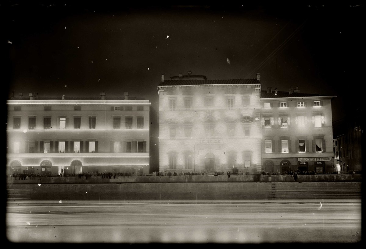 palazzoblu's tweet photo. Il #16giugno, vigilia del patrono della città #SanRanieri, i lungarni di #Pisa torneranno finalmente ad illuminarsi grazie a 100.000 lumini a cera. Nelle foto dell'Archivio Allegrini la #luminara del 1935.

Foto: Archivio Allegrini / Palazzo Blu https://t.co/Nv2k2xSmBP