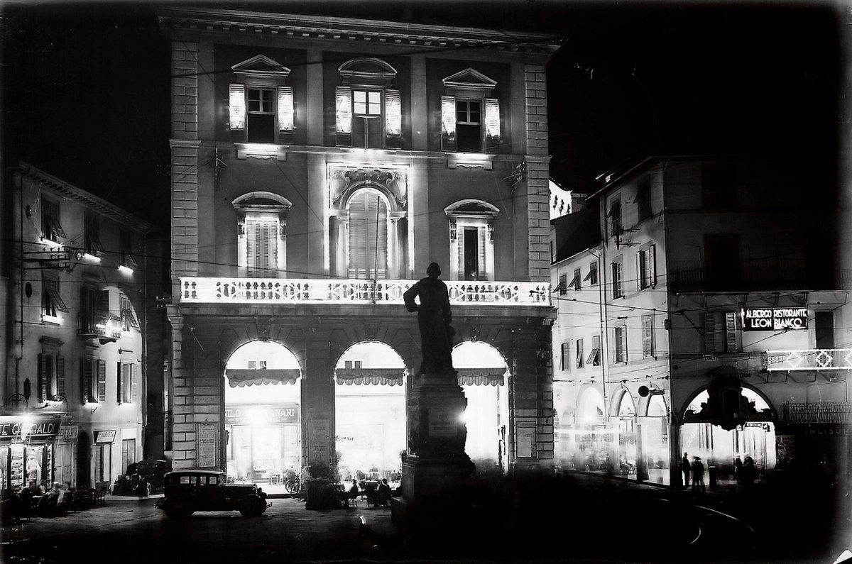 palazzoblu's tweet photo. Il #16giugno, vigilia del patrono della città #SanRanieri, i lungarni di #Pisa torneranno finalmente ad illuminarsi grazie a 100.000 lumini a cera. Nelle foto dell'Archivio Allegrini la #luminara del 1935.

Foto: Archivio Allegrini / Palazzo Blu https://t.co/Nv2k2xSmBP
