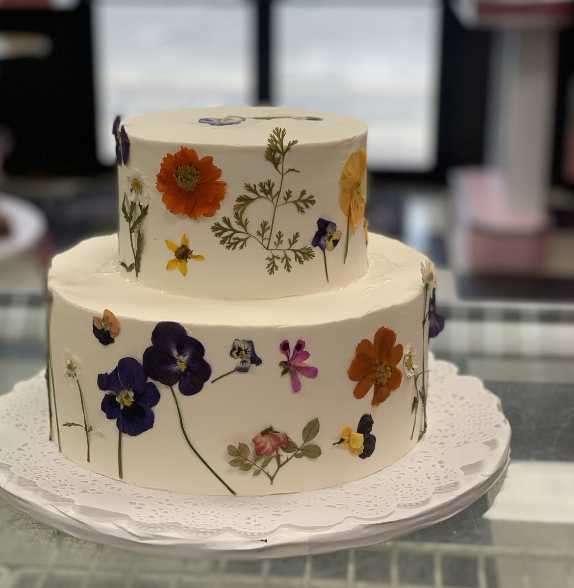 Sweet edible flowers this #weddingwednesday !

#edibleflowers #weddingcake  #cake #natural #sweet #wedding #sweetnessmatters