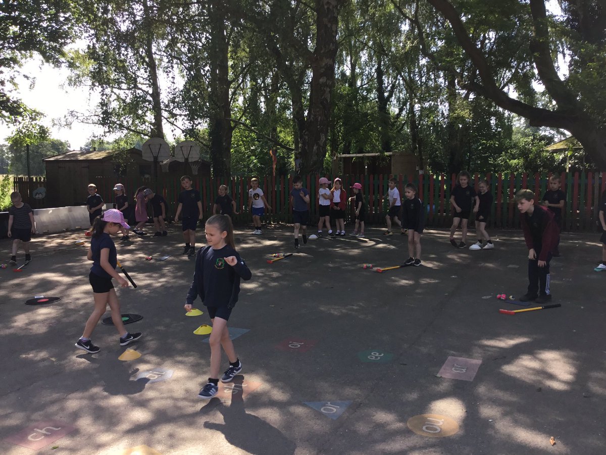 FleetWoodLane's tweet photo. Otters Class 🦦 having a great morning learning to play golf. What a fantastic opportunity and so much fun #fleetwoodlane #ottersclass #golf https://t.co/eVDRgP1Dzn