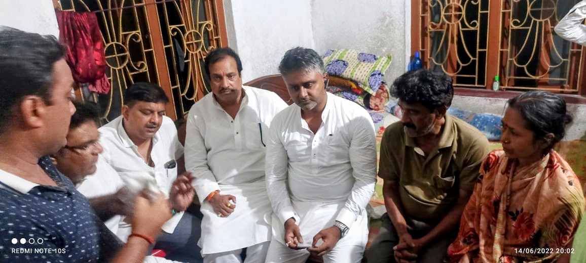 DrManavAITC's tweet image. #RIPRima 🙏
Not tough but an end of #FathersDream last night condolence visit to #RimaSingh house we under the leadership of @VivekGuptaAITC fulfilling the #Idea of @MamataOfficial stand with #rima family 🙏🇮🇳

#BengalwithRima 🤝