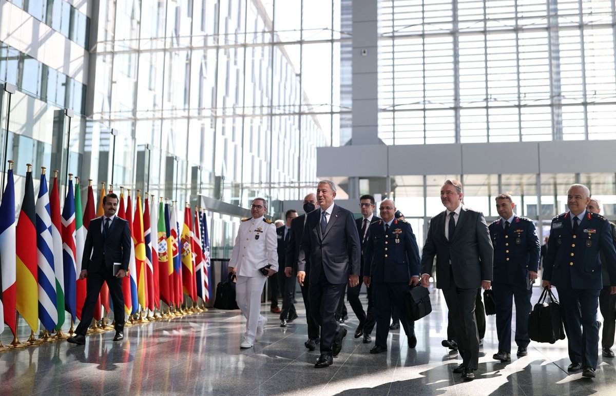 tcsavunma's tweet photo. Millî Savunma Bakanı Hulusi Akar, NATO Savunma Bakanları Toplantısı'na katılmak üzere gittiği Brüksel’de toplantının yapılacağı NATO Karargâhına geldi. Bakan Akar ilk olarak NATO Daimi Temsilciliğimiz ile Türk Askerî Temsilciliğimizi ziyaret etti.
https://t.co/KWTXyM6v6i https://t.co/nSshwuT1vv
