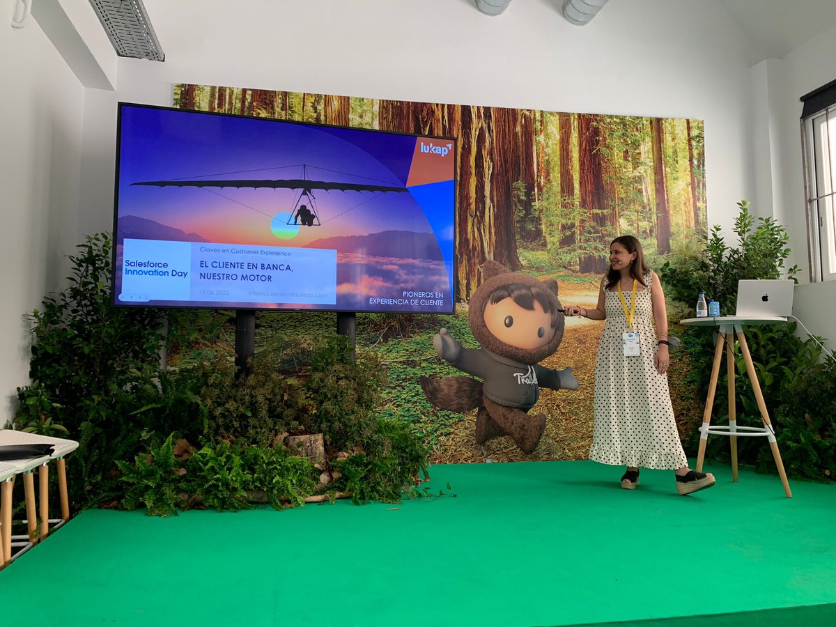 Hoy estamos en el #InnovationDay de <a href="/salesforce/">Salesforce</a> para hablar de #customerexperience en el sector #banca y #seguros. Nos lo cuentan <a href="/albercordoba/">Alberto Cordoba</a> y <a href="/CSMarian/">Cristina S. Marián</a> 👇🏻👇🏻👇🏻