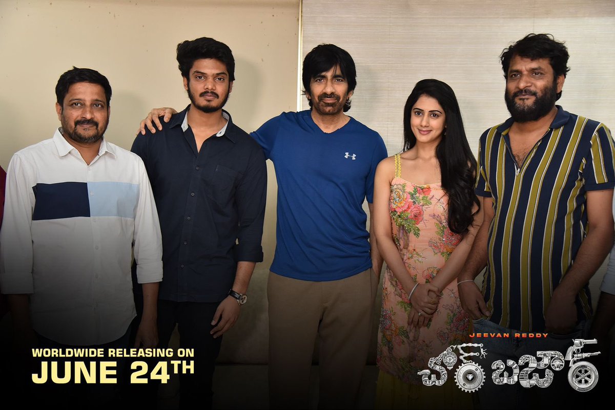 Thank you <a href="/RaviTeja_offl/">Ravi Teja</a> garu 
for launching this Kickkasful #BachchanSaab Fan anthem 👊💥
From #Chorbazaar 
@ActorAkashPuri <a href="/gehna_sippy/">Gehna Sippy</a> 
 <a href="/IVProductions_/">I V Productions</a> <a href="/Vsraju_subbu/">Vsraju</a> <a href="/MittapalliSuri/">Mittapalli Surender</a>  <a href="/iamMangli/">Mangli Official</a> <a href="/UV_Creations/">UV Creations</a>  
<a href="/LahariMusic/">Lahari Music</a>  <a href="/GskMedia_PR/">GSK Media</a> 
#ChorbazaarOnJune24 🙌