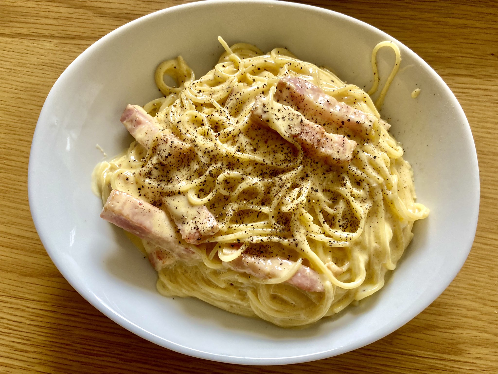凹 百点 カルボナーラをソースから作って見た 美味しくできたのだけど 生クリームやチーズ使うと レトルト のソース使う3倍 くらい原材料費かかってると思う 高いなとなる チーズも普通のなので もっとこだわったら美味しいのだろうけどうちの周りの