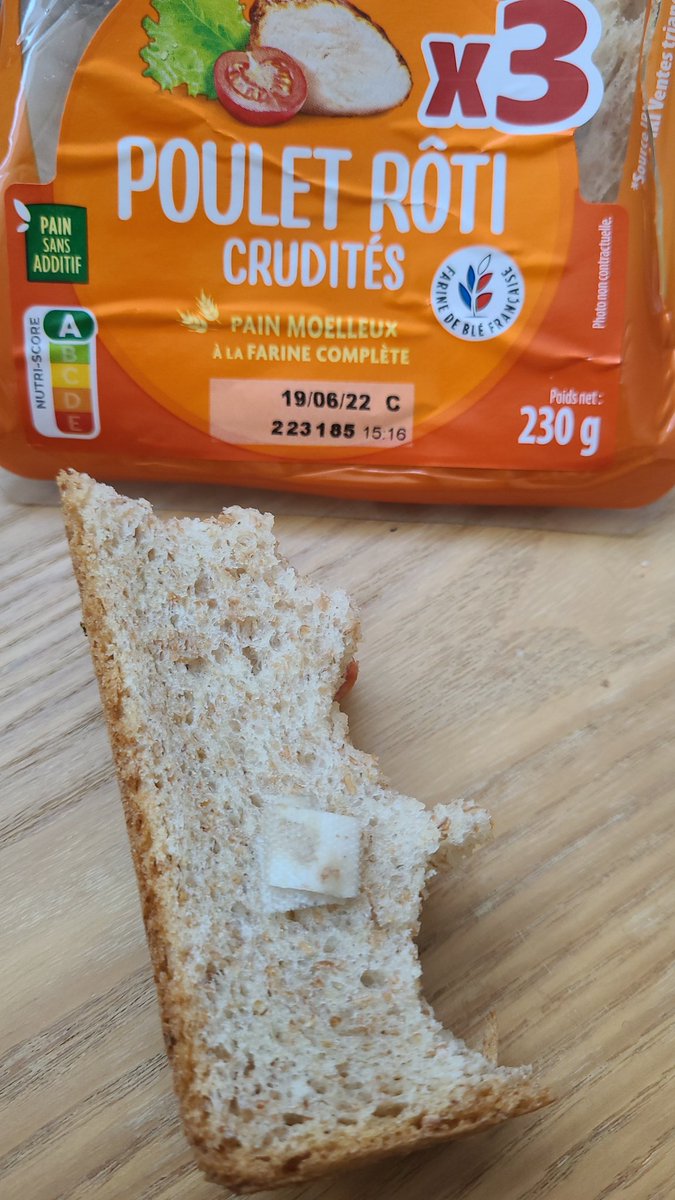 Flo08051981's tweet photo. Bonjour 👋 @daunat_fr comment expliquer que je viens de trouver un pansement usagé dans mon sandwich poulet rôti?🤢 https://t.co/vog5r1ShgD
