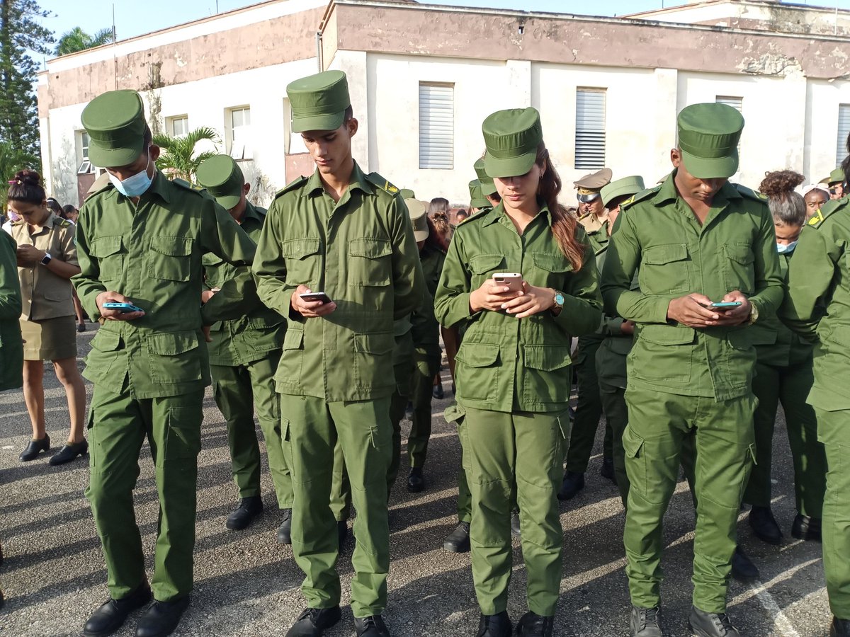 Ucimed_Cuba's tweet photo. Fidel puso su determinación en la formación en las nuevas generaciones," la juventud". Por eso sus ideas son baluarte indispensables de LUCHAR, RESISTIR  Y VENCER. No traicioneros la confianza depositada. Somos su legado.
#MiUniversidadEsMiPaís 
#SomosContinuidad 
@LogVanguardia https://t.co/3igKrF9TXe