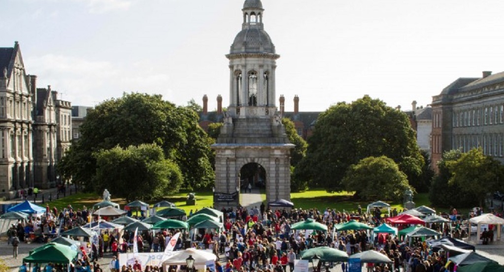 tcdglobal's tweet image. Did you know that there are over 120 student societies in @tcddublin? So whether you&apos;re into debating 👩‍🏫, fashion💃, or photography 📸 you&apos;ll be able to learn new things and find people to share hobbies with! Find out more here: tcd.ie/students/clubs…. #WelcomeToTrinity