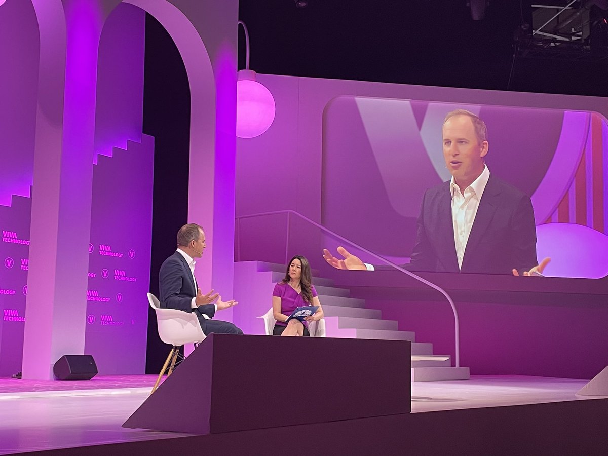 Digit_Steph's tweet photo. @btaylor on the main stage at #VivaTEch2022 talking about flexible working. One should think of the purpose of the office. Why employees choose to come back to the officeW they want to re-connect. @salesforce https://t.co/Ero3eLpYPd
