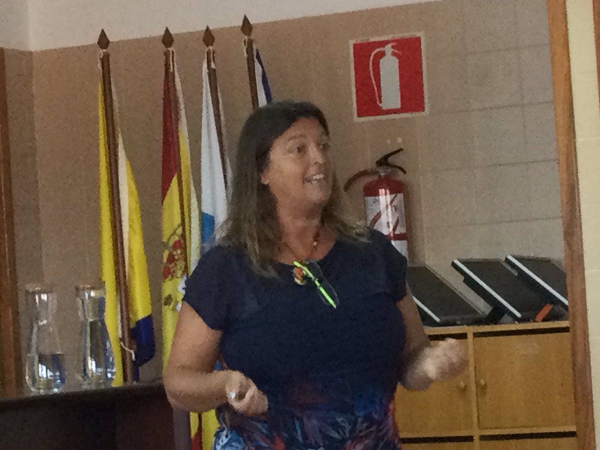 cepgcsur's tweet photo. La @imaspalomas nos cuenta su experiencia de internacionalización en #CEPGCSURERASMUS+ reivindicando la educación permanente de personas adultas y mostrando su histórica experiencia @OPEECanarias @EducacionCan https://t.co/DMC1KbCyhj