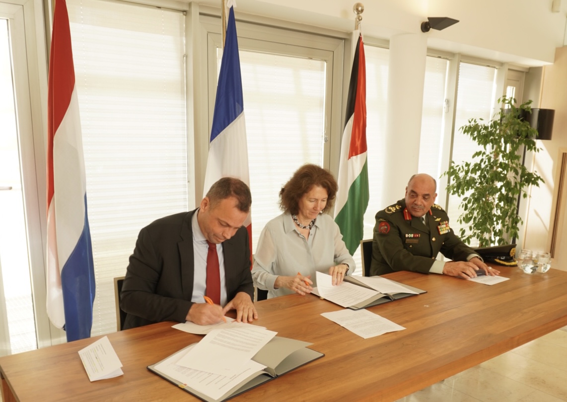 NLinJordan's tweet photo. The Embassy of the Kingdom of the Netherlands &amp;  @francejordanie signed a Memorandum of Understanding to jointly finance a project supporting border security operations of the Jordanian Armed Forces @ArmedForcesJO  in the area of Al Ruwaished.  

↪️https://t.co/hjNzNMY0GA https://t.co/rnzy28z69Y