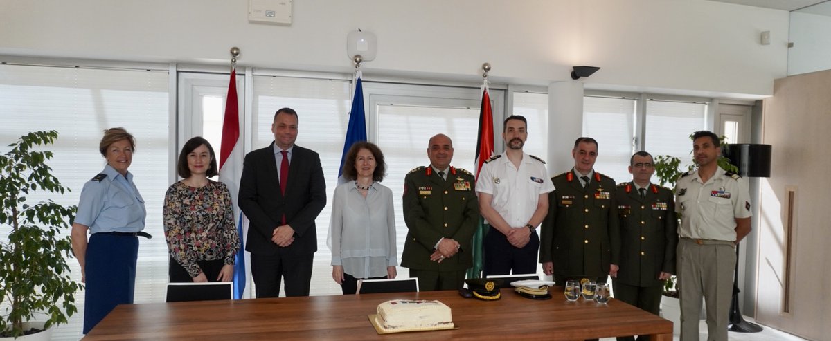 NLinJordan's tweet photo. The Embassy of the Kingdom of the Netherlands &amp;  @francejordanie signed a Memorandum of Understanding to jointly finance a project supporting border security operations of the Jordanian Armed Forces @ArmedForcesJO  in the area of Al Ruwaished.  

↪️https://t.co/hjNzNMY0GA https://t.co/rnzy28z69Y