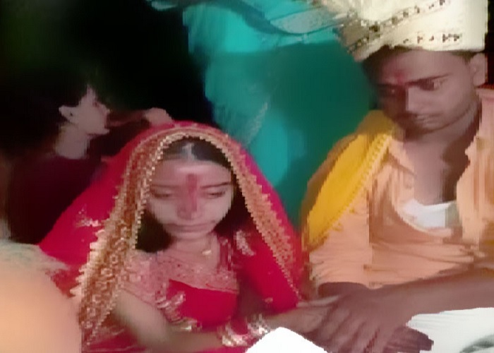 JagbaniOnline's tweet image. ਪਸ਼ੂਆਂ ਦੇ ਡਾਕਟਰ ਨੂੰ ਅਗਵਾ ਕਰ ਜ਼ਬਰਦਸਤੀ ਕਰਵਾਇਆ ਵਿਆਹ, ਬੀਮਾਰ ਪਸ਼ੂ ਨੂੰ ਵੇਖਣ ਆਇਆ ਸੀ ਘਰ
jagbani.punjabkesari.in/national/news/…
#Bihar #VeterinaryDoctor #Forcibly #Married