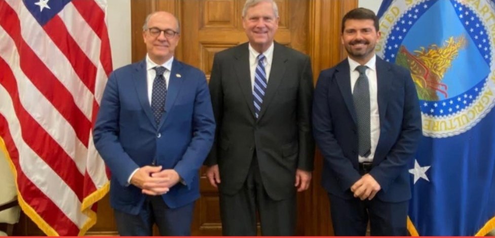 EdTroiano's tweet photo. Tre ore di incontro TRA @paolodecastro CASTRO E ASSESSORE ER #MAMMI CON #VILSACK PER APRIRE TAVOLO DI CONFRONTO UE-USA
Tutto su @GustoH24
@paoloigna1 @caselli_s @turismoER @guidaviniER @sassi_mario @pino_zuliani @alexethno @origin_italia https://t.co/vhEIqZbny4