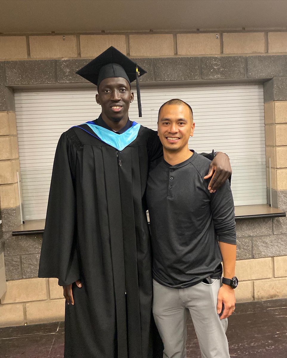 Congratulations to our Senior and Co-Captain Telloy Simon (@Tchosen1_11) on graduating in the Faculty of Education. We are so proud of you 👏 #NewAlum #WindsorProud