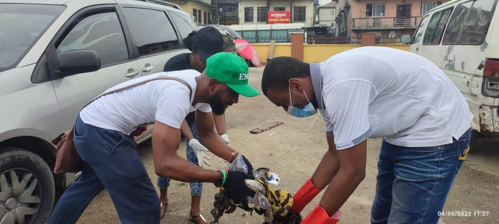 do_takeaction's tweet image. In the course of the project, I sensitised over 500 people on environmental pollution and climate change, teamed up with other volunteers on a clean up exercise in the park and bagged more than 20 bags of waste.