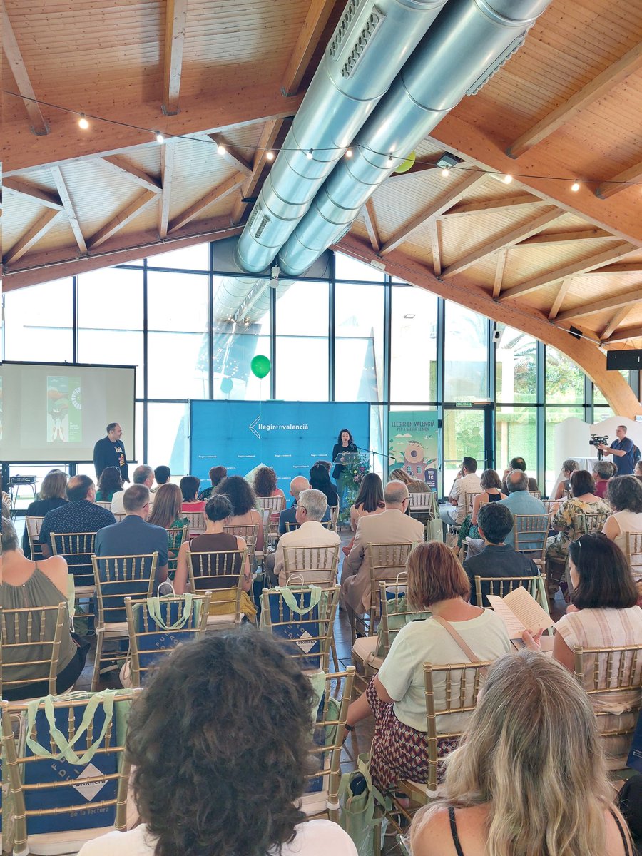 Hui ens toca donar suport a #Llegirenvalencià! Un estiu més llegirem amb <a href="/fundaciobromera/">Fundació Bromera per al Foment de la Lectura</a>. 😎🩴📚