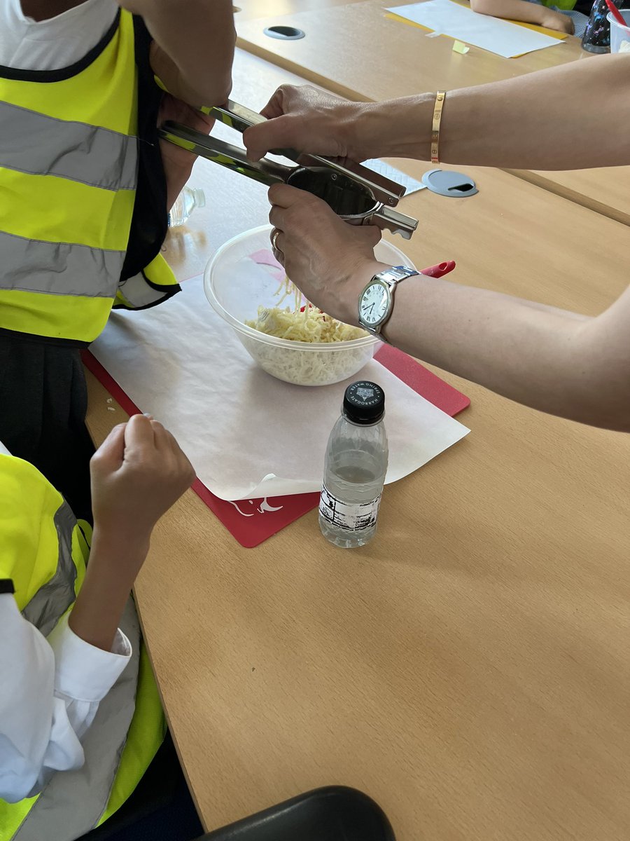 BevingtonRBKC's tweet photo. Walnut are having a tasty time at our Seeds for Kids workshop - we are learning all about our senses when eating/tasting food and some of the amazing foods that grow naturally from the Earth - we are currently fresh gnocci to take home and cook for dinner later! https://t.co/GPTx0Xe5bx
