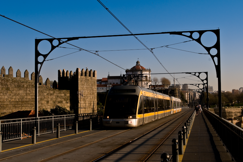 MetrodoPorto's tweet photo. #throwback2003
Neste mês de Junho, há 19 anos, entravam pela primeira vez em circulação os veículos duplos do Metro do Porto. https://t.co/4pzGc1GrU9