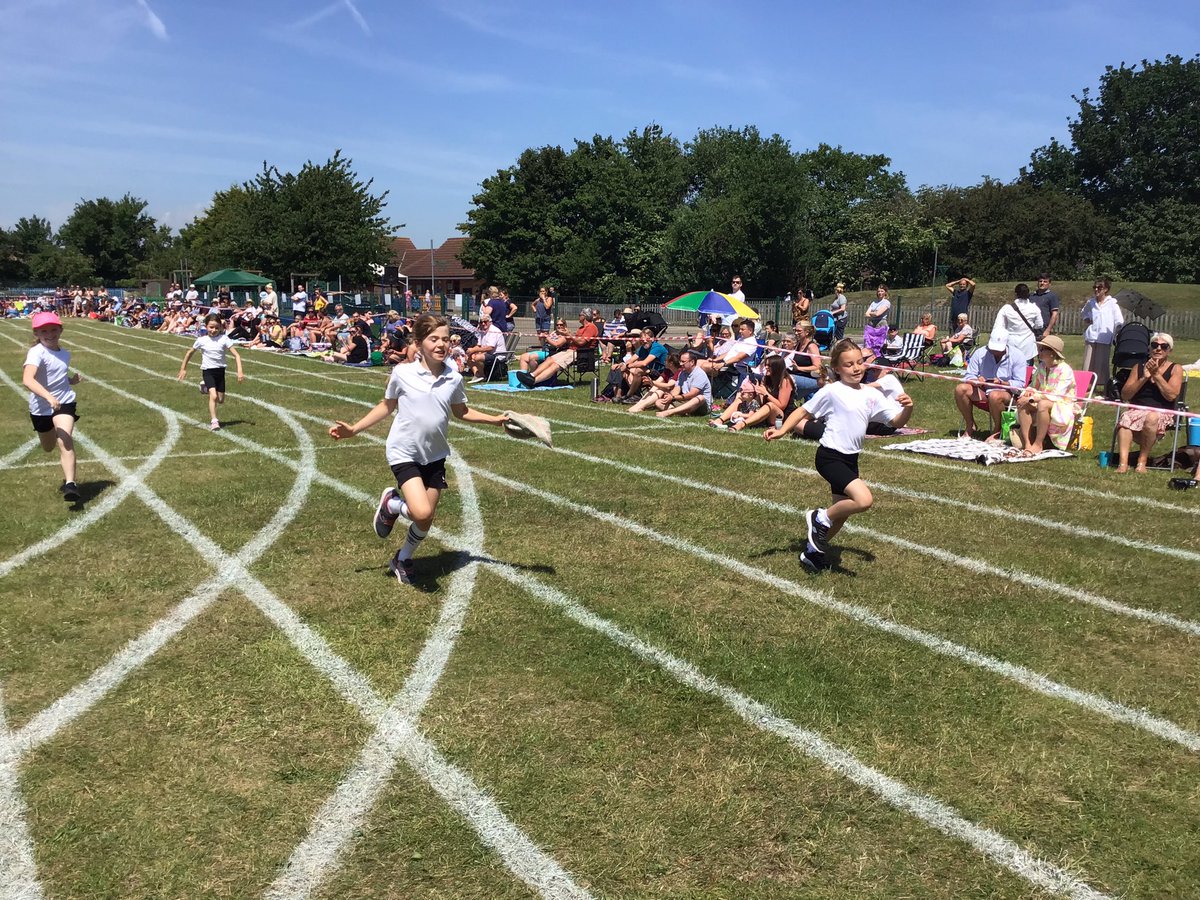 Burnham_PE's tweet photo. A superb KS2 morning of #Sport & #fun #BCPSsportsday2022 #GoBurnham @ActiveEssex @GetSet4PE 👍🏻😎🏃♂️🏃♀️ https://t.co/mMYDrjKlxE