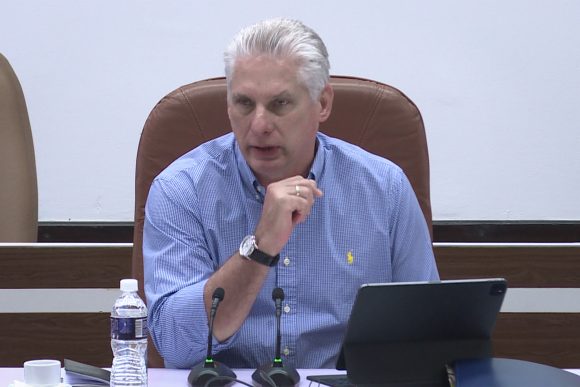 Diaz-Canel analiza difícil situación económica que atraviesa el país.
Tenemos la convicción de que vamos a vencer.
#CubaViveEnSuHistoria cubadebate.cu/etiqueta/parti…