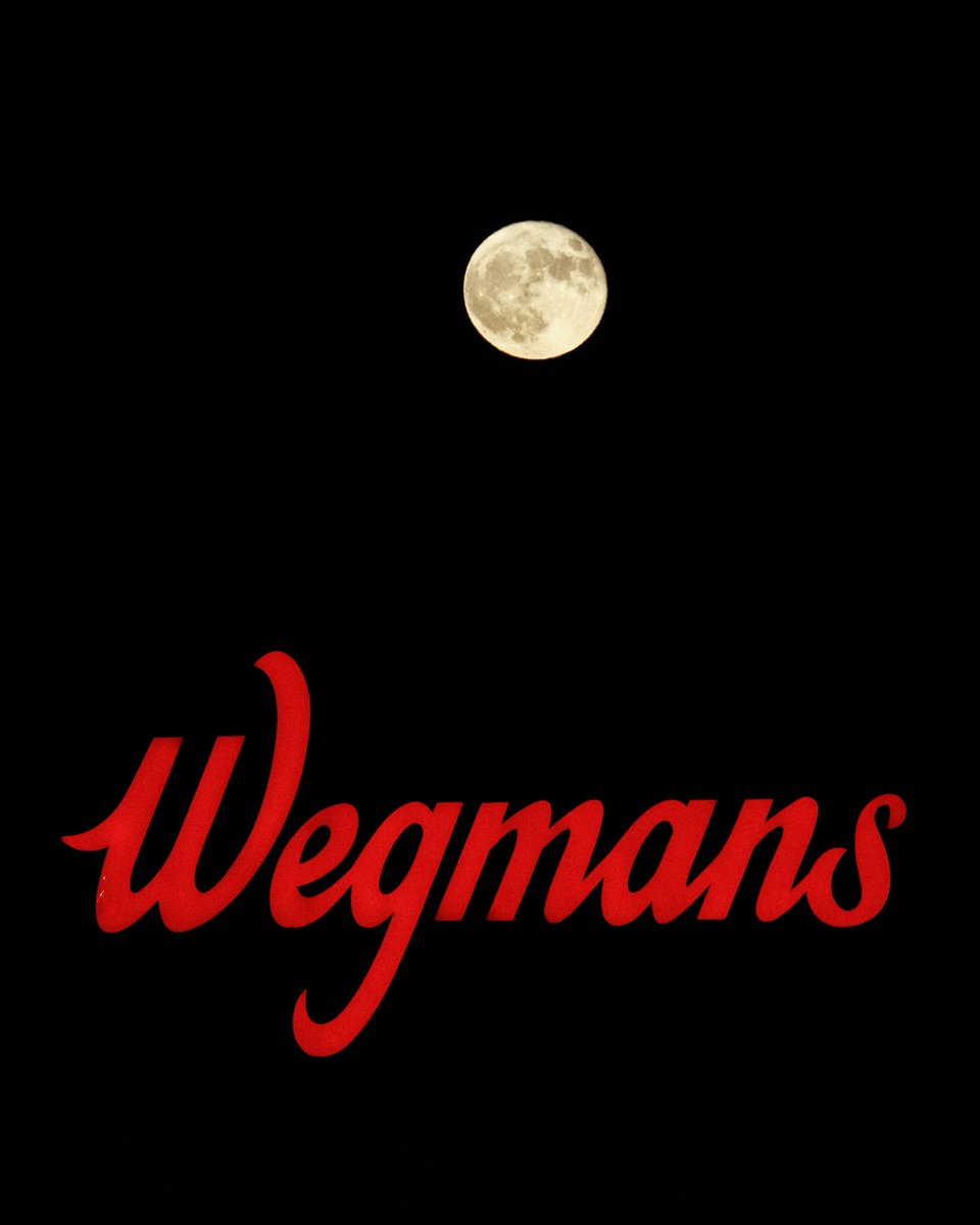DanAllen_Photo's tweet photo. Goodnight #RochesterNY 
#GN #StrawberryMoon #supermoon #witns #thisisroc #visitroc #wegmans https://t.co/GbYTmKBBr7