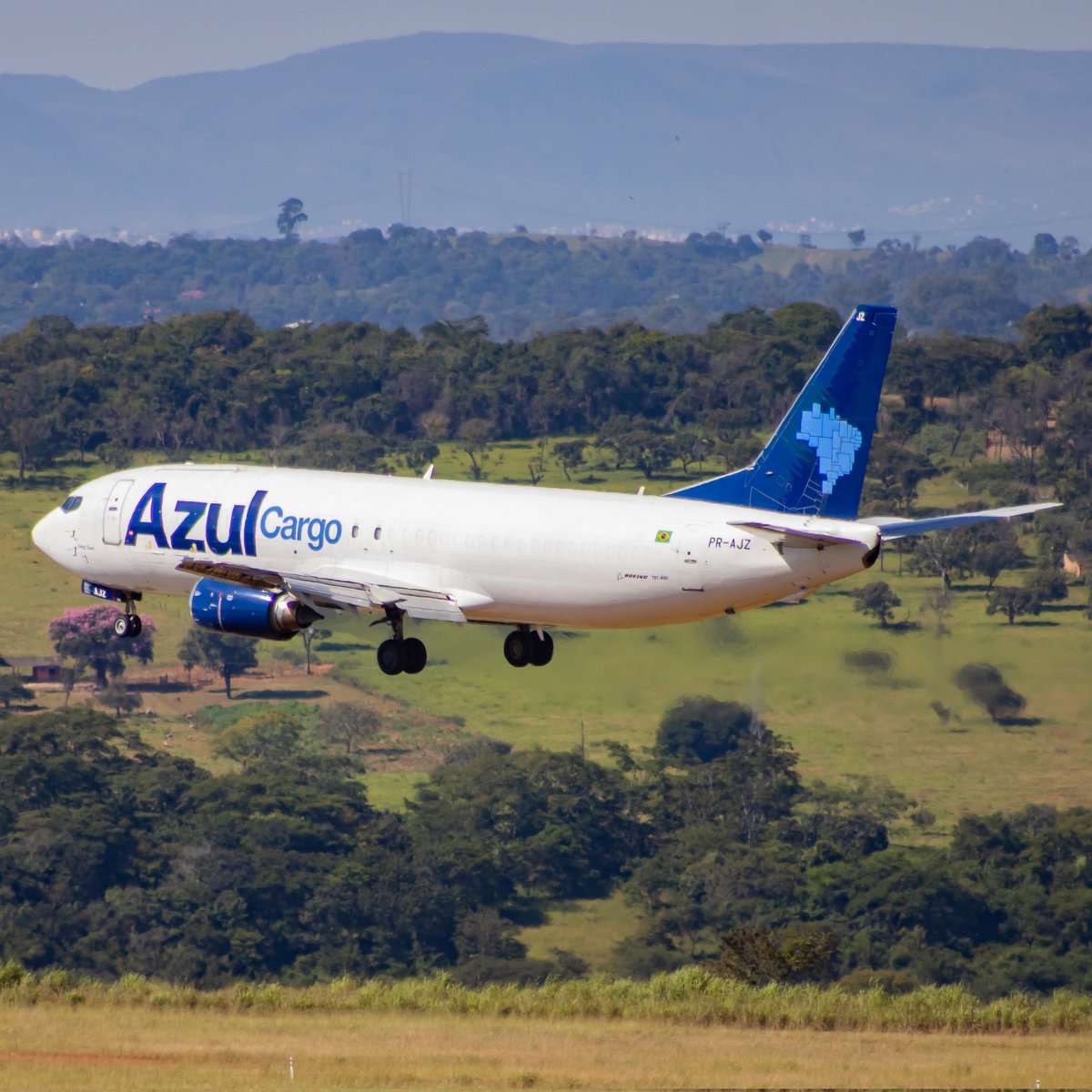 cnfapproach's tweet photo. " Cargo Team " 💙📦✈

✈ @boeing 737-48E(SF)
🆔️ PR-AJZ
🇧🇷 @azulcargoexpress / @azulinhasaereas
🌎 SBCF / CNF 
.
✅️ Acompanhe no Facebook, Instagram e Twitter: @cnfapproach 
.
.
#b737400 #azulcargo #azulinhasaereas #boeing #cnfapproach #aviationgeek #sbcf https://t.co/2Gc02uSsuT