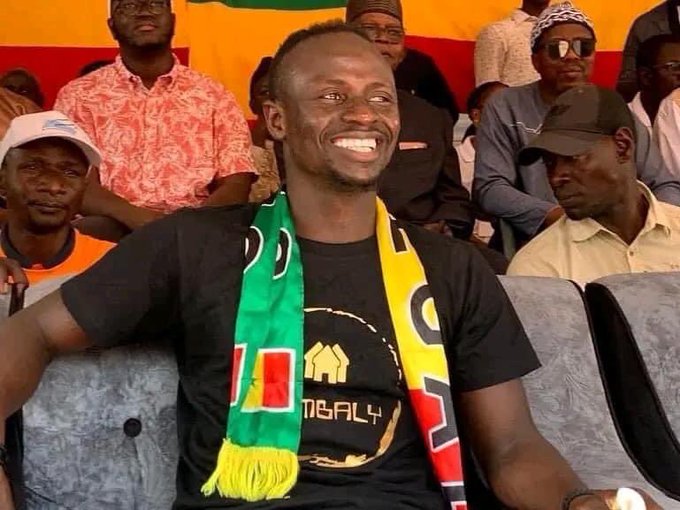 pontalancapdl's tweet photo. UM ÍDOLO! 🇸🇳

De férias em Bambali, sua aldeia natal, Sadio Mané vai inaugurar uma torre energética com acesso à internet 4G, além de serviços hospitalares com políticas de apoio às mulheres senegalesas e o primeiro posto de gasolina na sua comunidade 👏🏾👏🏾 https://t.co/dBIusX6vPK