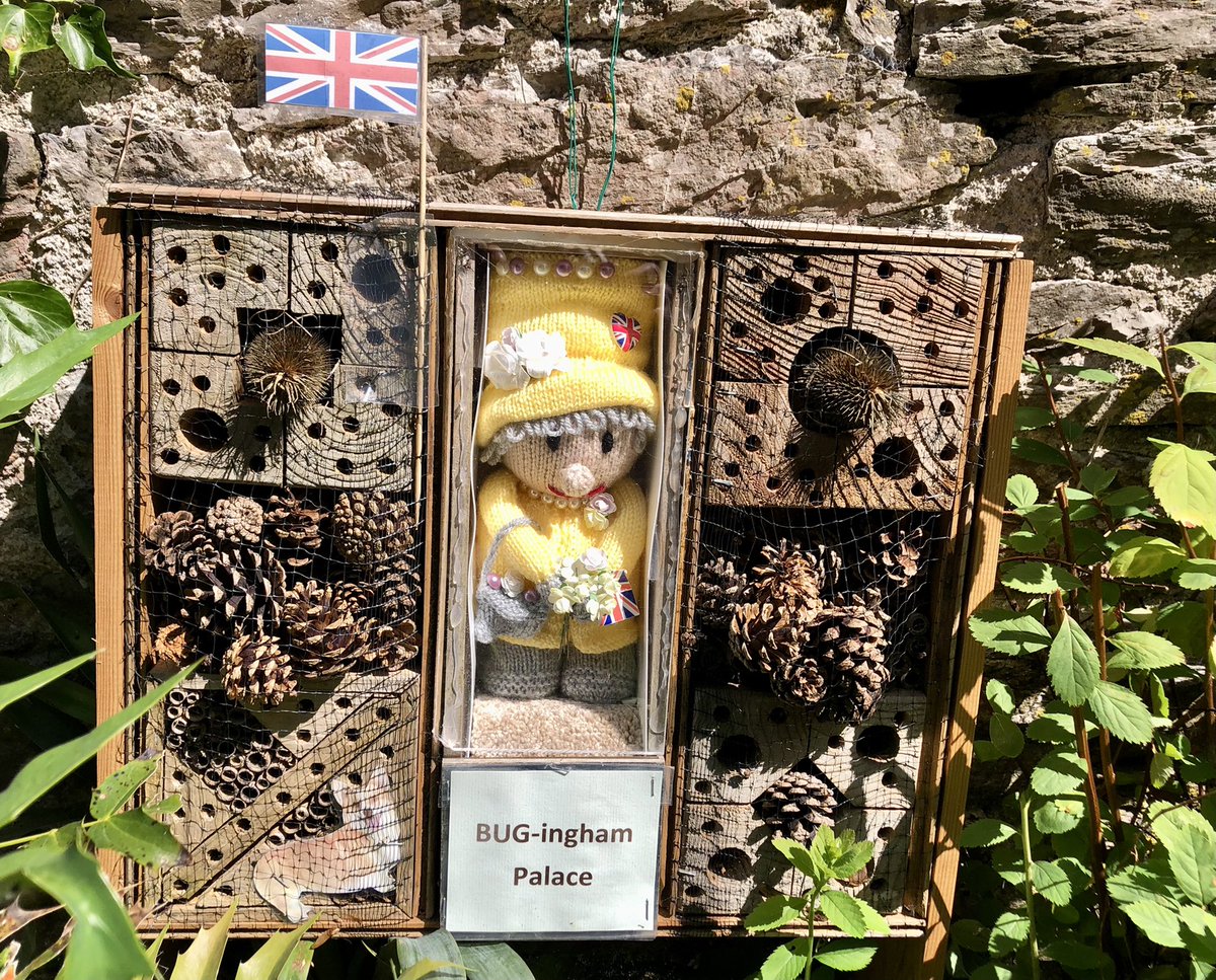 Bug-ingham Palace! 🤣

A brilliant bug hotel at our local park.

Somebody has even knitted the Queen. Amazing
#WildlifeGardening #JubileeCelebration