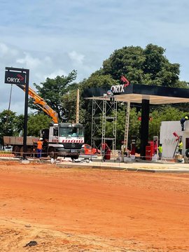 pontalancapdl's tweet photo. UM ÍDOLO! 🇸🇳

De férias em Bambali, sua aldeia natal, Sadio Mané vai inaugurar uma torre energética com acesso à internet 4G, além de serviços hospitalares com políticas de apoio às mulheres senegalesas e o primeiro posto de gasolina na sua comunidade 👏🏾👏🏾 https://t.co/dBIusX6vPK