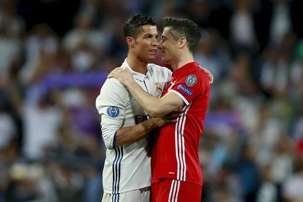 TeamCRonaldo's tweet photo. 🗣Robert Lewandowski: 

"It will be harder for Messi at the age of Cristiano to stay at his goal scoring level." https://t.co/pRiXDh6gTH
