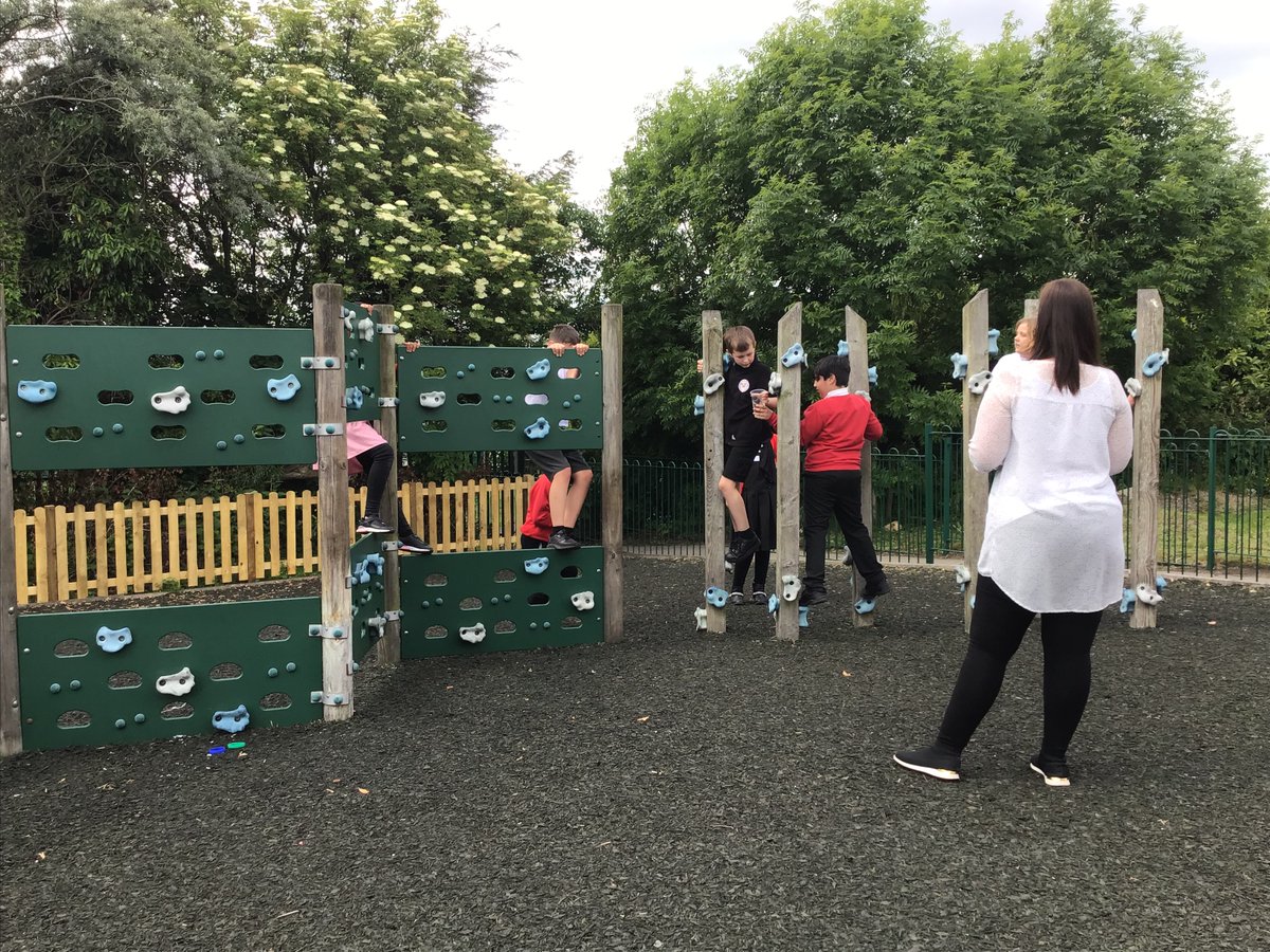 LapagePrimary's tweet photo. 5R had an amazing time with the Year 5 class from @DenholmSchool. We did some team building and problem solving activities, making new friends in the process.  Thank you @LapageSport and @MattDennison8 for the great ideas and resources. https://t.co/dNyOUfIF3C