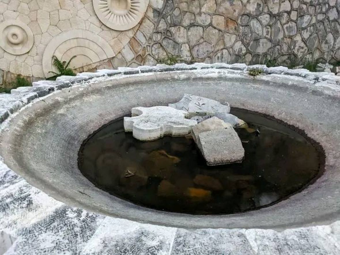 SamBeharic's tweet photo. All the 700 memorial plaques of the Partisan Cemetery in #Mostar were demolished last night.

This is not the work of "vandals", but a well planned crime organized by neo-fascists.

"The Partisan Cemetery suffered less damage during the war", historian Dragan Markovina told Klix. https://t.co/vnINHNqtVR