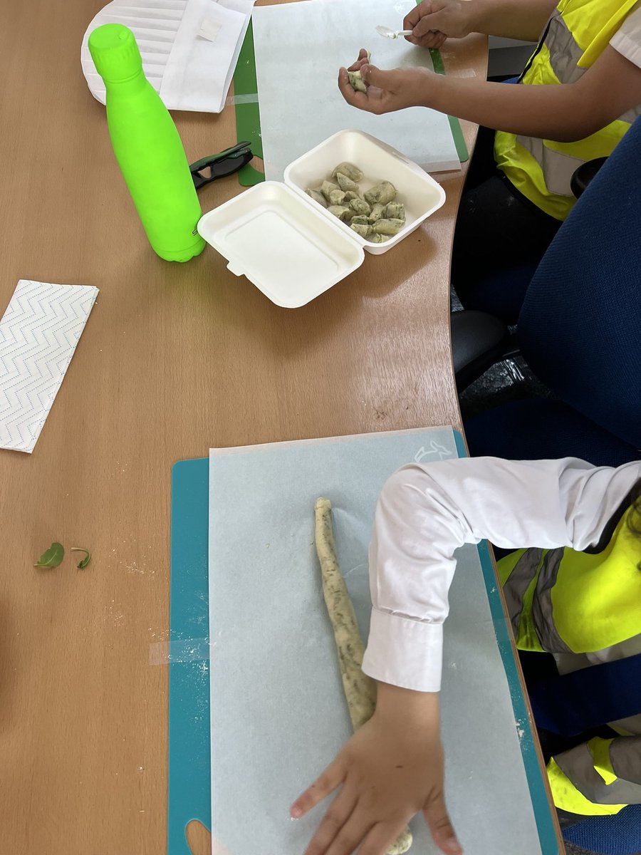 BevingtonRBKC's tweet photo. The spinach gnocchi is looking delicious - our walnut chefs used potatoes, flour and spinach to roll our fresh gnocci which they’ll be taking home to cook tonight! https://t.co/uErJb6lyPF