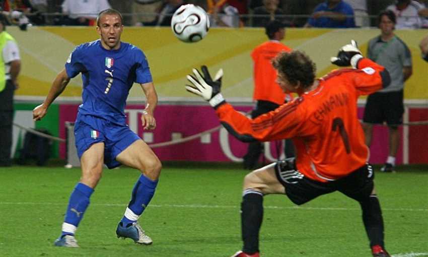 Alazhar_Alabri's tweet photo. @sousports من عادات الالمان القاء التحيه للكره و السقوط. خصوصا فالمناسبات الكبرى نصف نهائي كأس العالم و اليورو https://t.co/lXZl3fiVpp