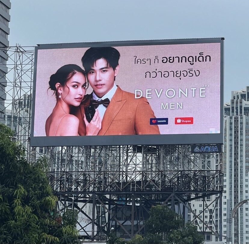heidifans_'s tweet photo. ความฝันของเด็กคนหนึ่ง วันนี้เป็นจริง
ได้ขึ้นBillboardแล้วนะ ใครเจอก็ถ่ายมาอวดกันใน #DevonteXHeidi ได้นะทุกคนอยู่ทัวร์กรุงเทพเลย 🤎✨

cr.พี่เต๋าเต้ย
#ไฮดี้อแมนด้า 
#ไฮดี้ภูเก็ต 
#ไฮดี้พลังใบ 
#heidiamanda https://t.co/YInOBYDrwA