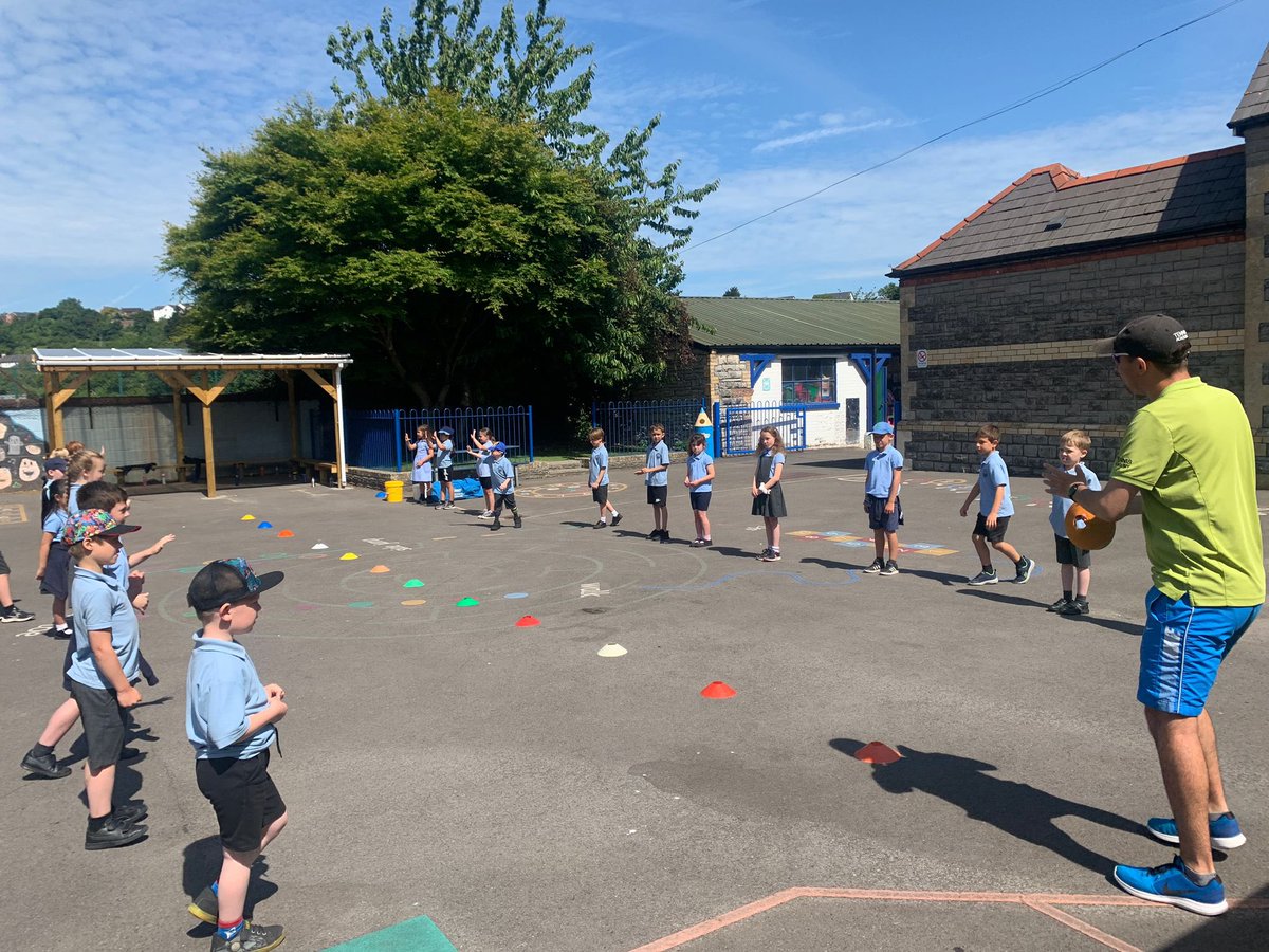 Year 2 and 5 starting their tennis taster sessions today with Rob from @valetennisacdmy 🎾 ☀️@VALEFIS diolch yn fawr Rob
